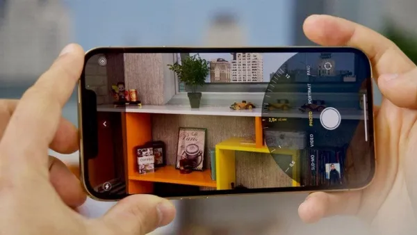 alt text: Ảnh chân dung chụp bằng camera tele với hiệu ứng xóa phông đẹp mắt