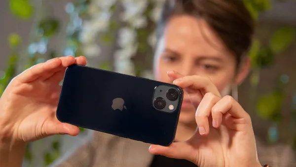 alt text: Ảnh chụp cận cảnh bằng camera tele cho thấy hình ảnh bị mờ và thiếu chi tiết