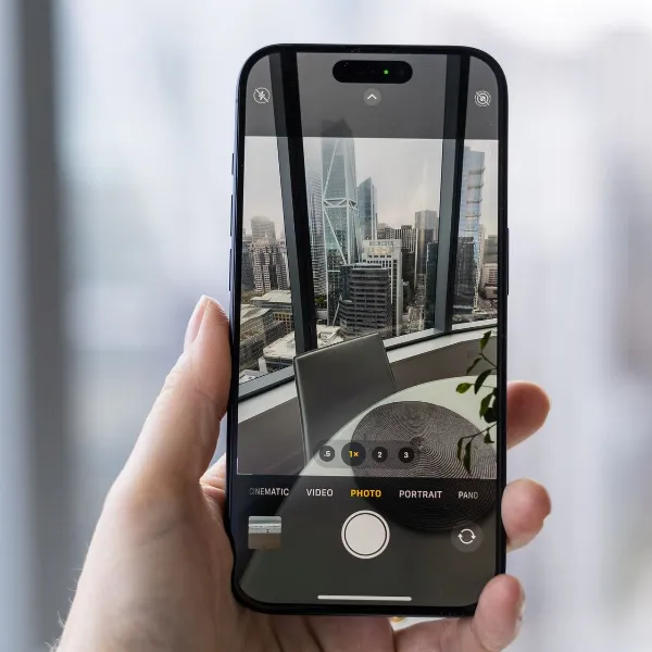 alt text: Ảnh chụp từ camera tele cho thấy chi tiết rõ nét của một chú chim đậu trên cành cây ở xa