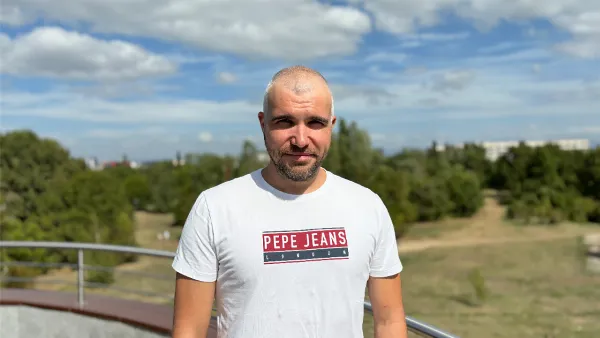 alt text tiếng Việt: Ảnh chụp chân dung ban ngày bằng iPhone 15 Plus, chủ thể nổi bật, xóa phông tự nhiên