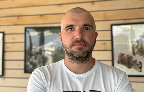 alt text tiếng Việt: Ảnh chụp chân dung trong điều kiện ánh sáng yếu bằng iPhone 15 Plus, xóa phông vẫn chính xác