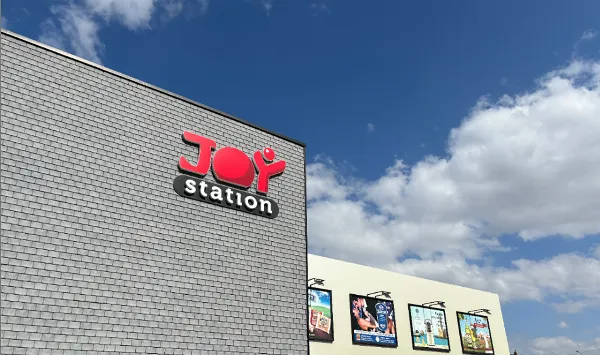 alt text tiếng Việt: Ảnh chụp phong cảnh thành phố ban ngày bằng iPhone 15 Plus, màu sắc tươi tắn, chi tiết rõ nét