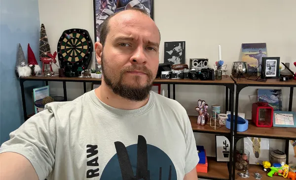 alt text tiếng Việt: Ảnh selfie chụp trong điều kiện ánh sáng yếu bằng camera trước iPhone 15 Plus, vẫn giữ được chi tiết tốt