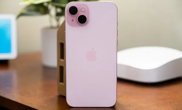 alt text tiếng Việt: Cụm camera kép xếp chéo của iPhone 15 Plus với cảm biến chính 48MP