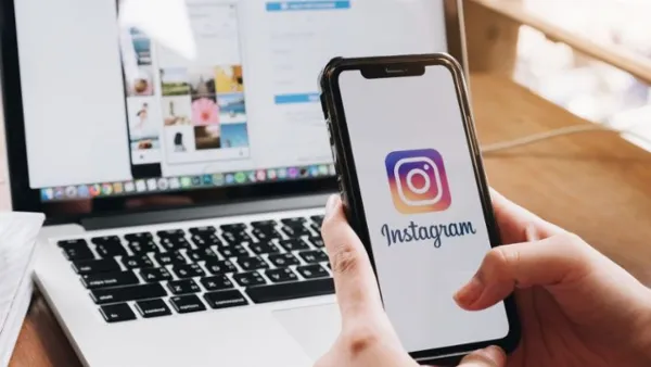 alt text tiếng Việt: Hai điện thoại đặt cạnh nhau, một hiển thị giao diện tài khoản Instagram riêng tư, một hiển thị tài khoản công khai