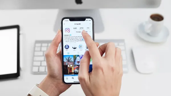 alt text tiếng Việt: Màn hình điện thoại hiển thị danh sách người theo dõi trên Instagram, với tùy chọn "Gỡ người theo dõi"