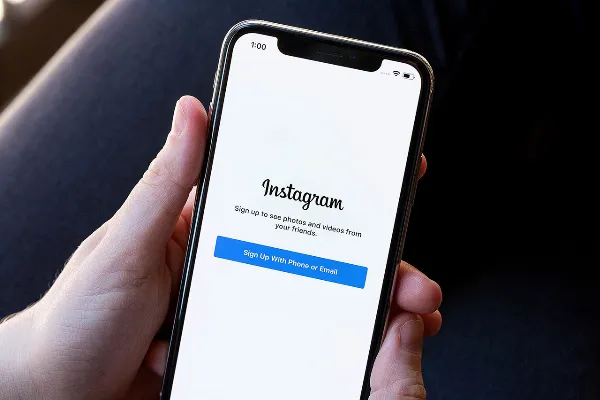 alt text tiếng Việt: Màn hình điện thoại hiển thị tùy chọn chia sẻ bài đăng Instagram lên các mạng xã hội khác
