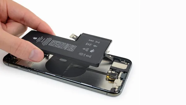 6 cách khắc phục iPhone sạc không vào pin đơn giản và nhanh chóng nhất mà bạn không thể bỏ qua 7 alt Thay pin iPhone mới để khắc phục triệt để lỗi sạc không vào pin