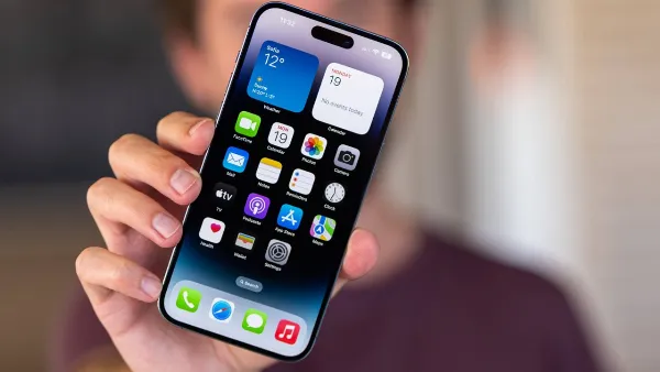 alt tiếng Việt: Hình ảnh cận cảnh màn hình Retina hiển thị chi tiết sắc nét