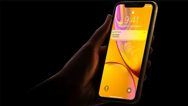 alt tiếng Việt: Logo Apple trên nền màn hình Retina sắc nét