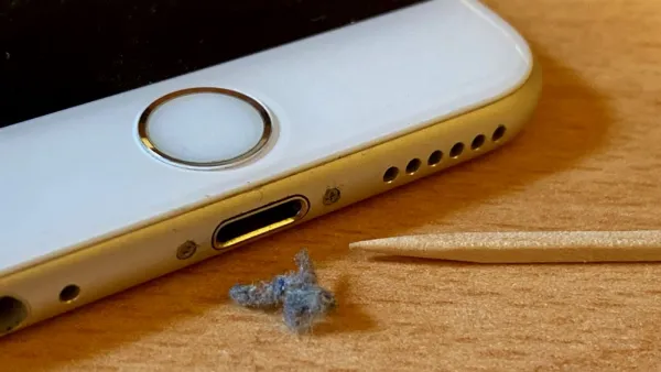 6 cách khắc phục iPhone sạc không vào pin đơn giản và nhanh chóng nhất mà bạn không thể bỏ qua 5 alt Vệ sinh cổng sạc iPhone để loại bỏ bụi bẩn, tăng khả năng tiếp xúc