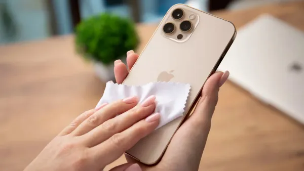 alt Vệ sinh ống kính camera iPhone bằng vải mềm để loại bỏ bụi bẩn, cải thiện khả năng lấy nét