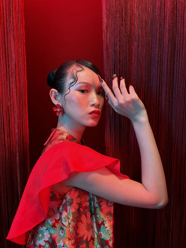 Ảnh chụp cận cảnh hoa đào và bánh chưng ngày Tết bằng chế độ hiệu suất cao của iPhone 15