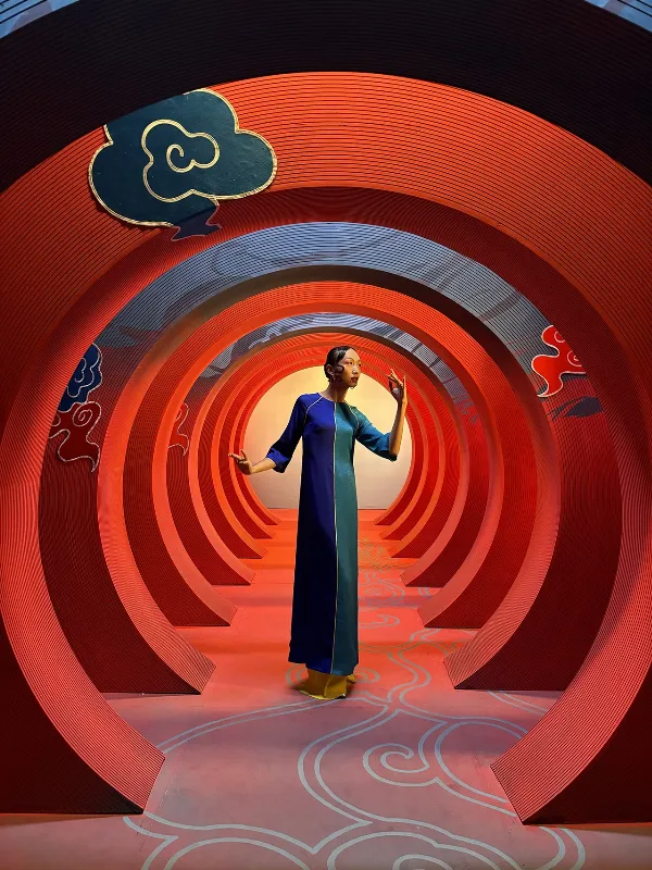 Ảnh chụp cận cảnh hoa mai vàng ngày Tết bằng camera góc thường của iPhone 15