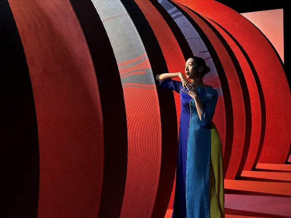 Ảnh chụp cận cảnh một người đang nhận lì xì bằng camera zoom 2x của iPhone 15