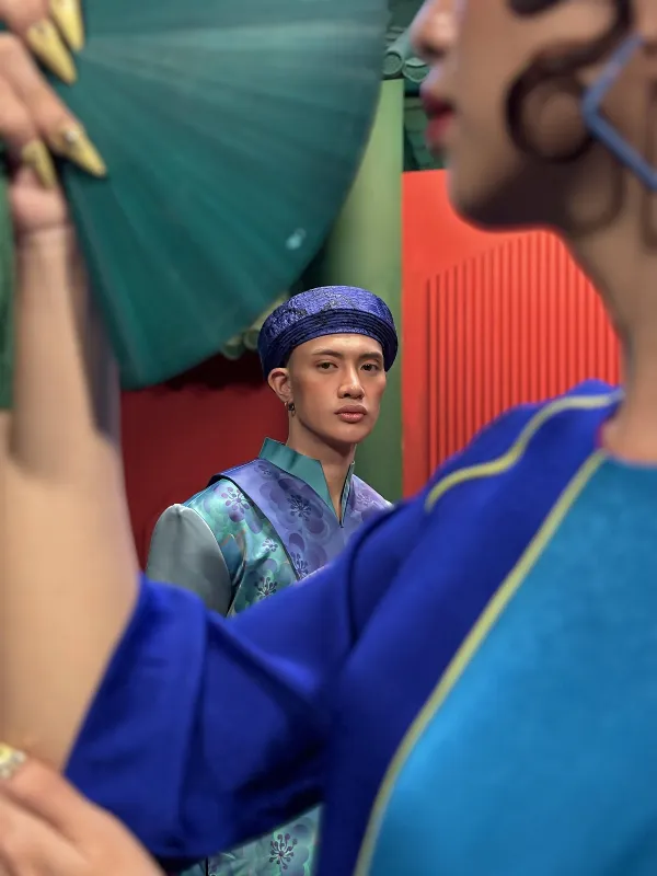 Ảnh chụp chân dung một người đang cười tươi, hậu cảnh được làm mờ xóa phông bằng iPhone 15