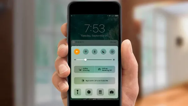Ảnh chụp màn hình iPhone hiển thị bảng điều khiển và đang bật chế độ máy bay