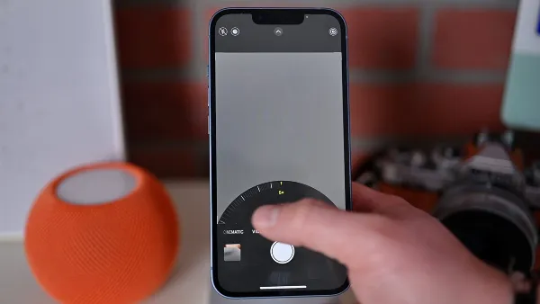 Ảnh chụp màn hình ứng dụng Camera trên iPhone, hiển thị thanh trượt zoom.