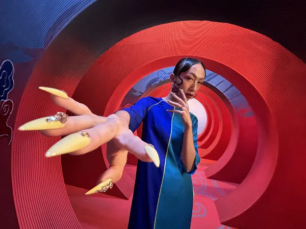 Ảnh chụp một gia đình đông người đang chúc Tết bằng camera góc siêu rộng của iPhone 15