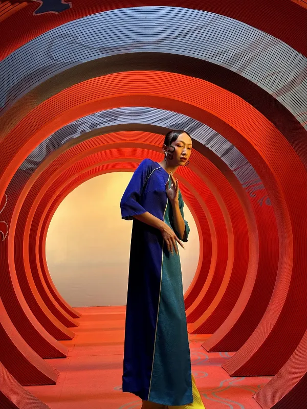 Ảnh chụp một người đang tạo dáng bên cành mai vàng ngày Tết bằng camera zoom 2x của iPhone 15