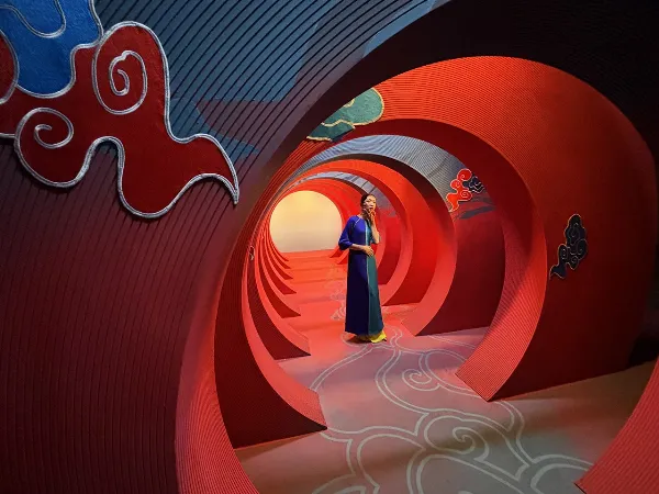 Ảnh chụp phong cảnh đường phố ngày Tết bằng camera góc siêu rộng của iPhone 15