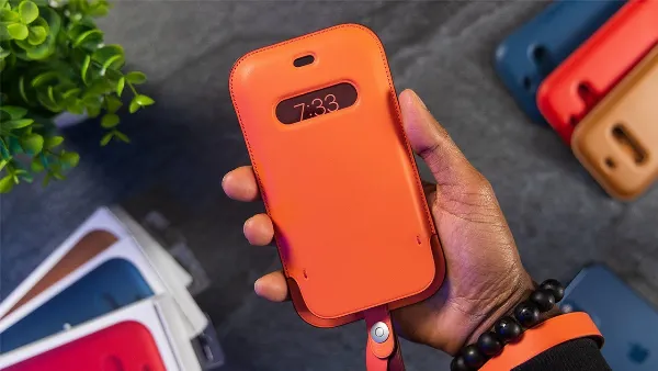 Bao da màu xanh cho iPhone với khe hở hiển thị đồng hồ