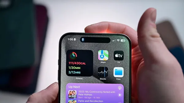 Biểu tượng đèn pin hiển thị trên Dynamic Island khi được kích hoạt
