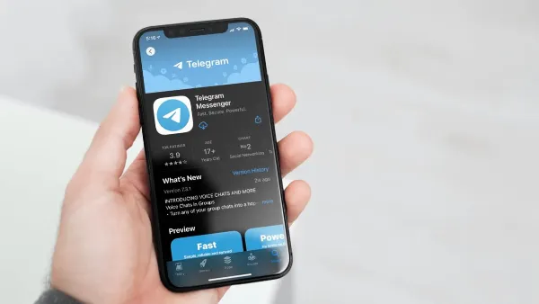 Biểu tượng ổ khóa trên màn hình điện thoại, tượng trưng cho việc bảo mật tài khoản Telegram