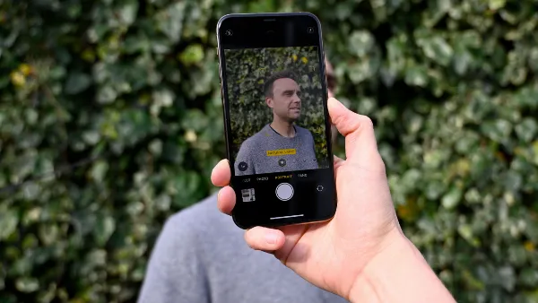 2 cách xoá phông trên iPhone vô cùng đơn giản, giúp chủ thể trong bức ảnh trở nên nổi bật và ấn tượng 1 cách xoá phông trên iPhone - Hiệu ứng bokeh trong ảnh chân dung