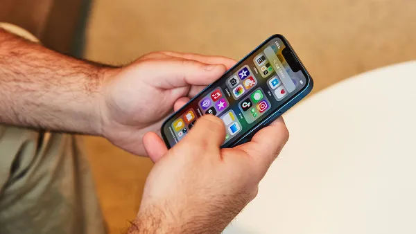 Cách nhận biết màn hình iPhone zin cực dễ dàng, giúp bạn mua được sản phẩm chất lượng tốt nhất 2 Cần cẩn trọng với màn hình iPhone lô kém chất lượng