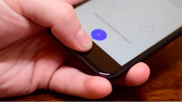 Có nên mua iPhone bị mất vân tay không? Đây là lý do để bạn đưa ra quyết định để mua hàng đúng đắn 3 Cận cảnh nút home của một chiếc iPhone màu đen, nền là logo Apple màu trắng