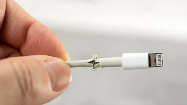 Dây sạc iPhone không vào điện thì phải làm sao? Xem ngay những bước kiểm tra và tự khắc phục tại nhà 1 Cáp sạc iPhone bị hư hỏng do gập gãy, trầy xước
