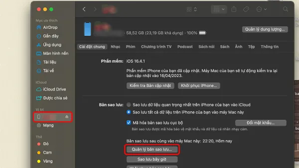 Chọn iPhone và nhấn Manage Backups trong Finder