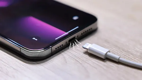 Dây sạc iPhone không vào điện thì phải làm sao? Xem ngay những bước kiểm tra và tự khắc phục tại nhà 2 Cổng sạc iPhone bị bám bụi bẩn cần được vệ sinh