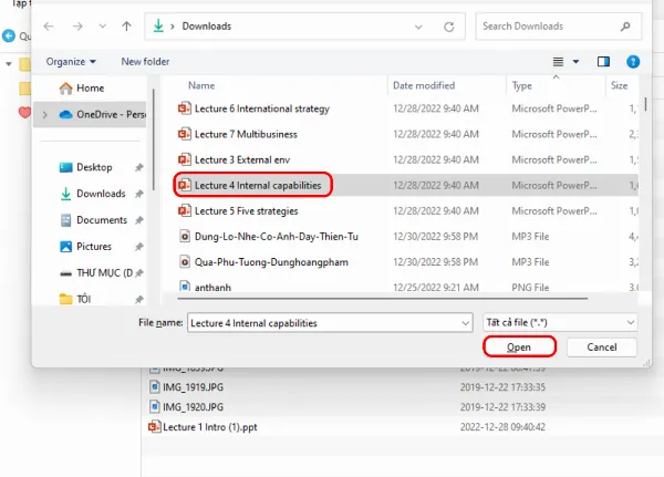 Cửa sổ Windows Explorer hiển thị danh sách tập tin, người dùng đang chọn các tập tin cần chuyển sang iPhone