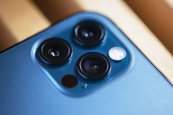 Cụm 3 camera sau 12MP trên iPhone 12 Pro