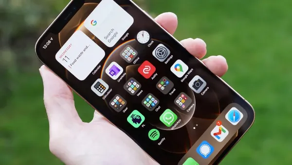 Cụm ba camera sau tinh tế của iPhone 12 Pro Max