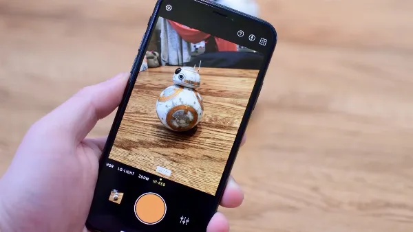 Cụm camera kép 12MP trên iPhone X với ống kính góc rộng và tele, cùng đèn flash True Tone bốn đèn LED