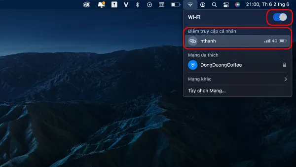 Danh sách mạng Wi-Fi khả dụng trên MacBook, với tên iPhone được chọn trong phần Điểm truy cập cá nhân