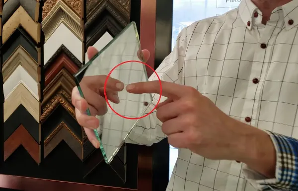 Đặt ngón tay lên mặt gương để kiểm tra có phải là gương hai chiều hay không