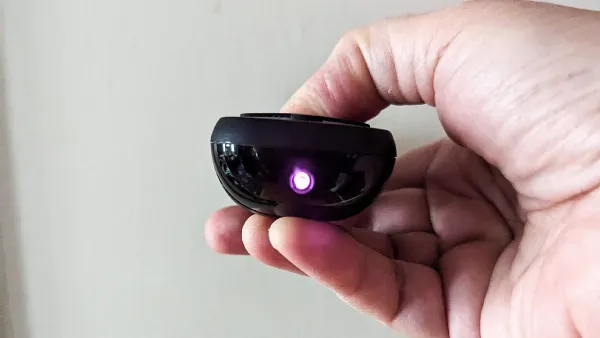 Dùng camera điện thoại để tìm kiếm các điểm sáng hồng ngoại phát ra từ camera ẩn