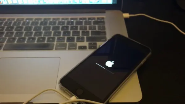 Giao diện iTunes hiển thị thông báo yêu cầu đăng nhập iCloud