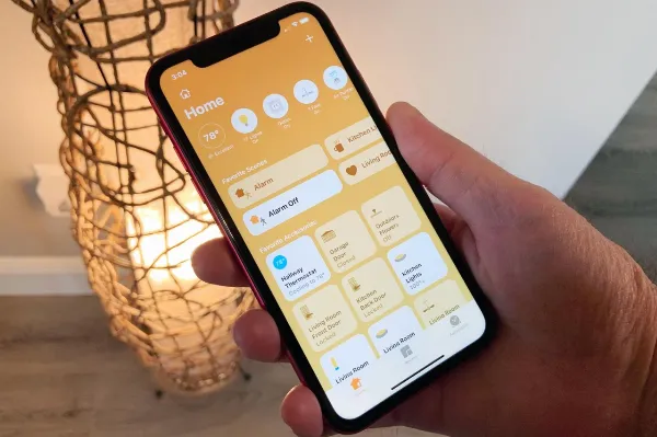 Giao diện ứng dụng Home trên iPhone hiển thị các tùy chọn thiết lập ngữ cảnh và tự động hóa, giúp người dùng tối ưu hóa trải nghiệm nhà thông minh