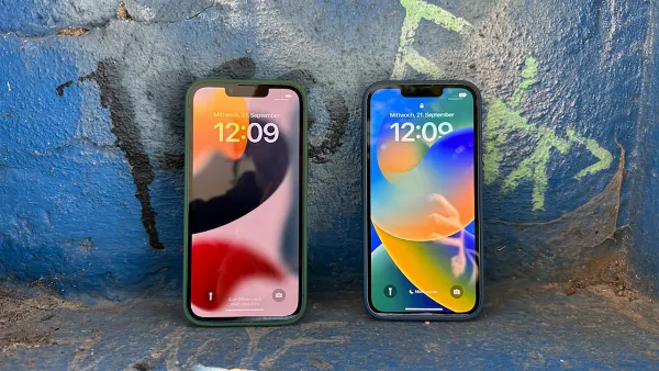 Hai chiếc iPhone 13 và iPhone 14 màu đen, màn hình hiển thị ứng dụng camera, cho thấy chất lượng hiển thị tương đồng