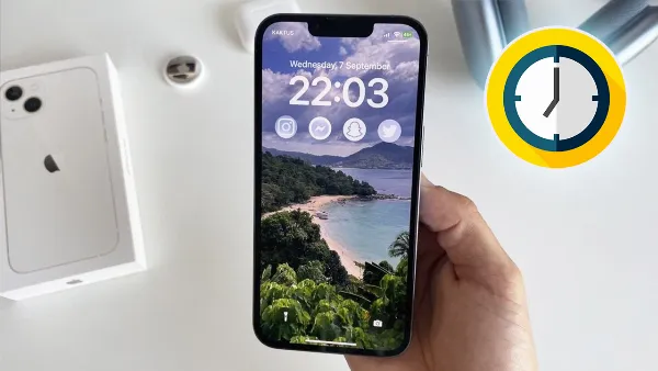 Mách bạn cách chỉnh màn hình khoá iOS 16 theo giờ vô cùng thú vị, giúp chiếc điện thoại luôn được tươi mới 1 Hình ảnh điện thoại iPhone đang mở khóa màn hình, hiển thị màn hình khóa với hình nền và các widget được tùy chỉnh