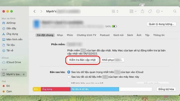 Hình ảnh giao diện Finder với tùy chọn Cập nhật phần mềm cho iPhone