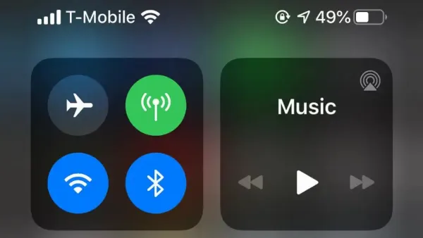 Hình ảnh hai chiếc iPhone đặt gần nhau để chia sẻ WiFi