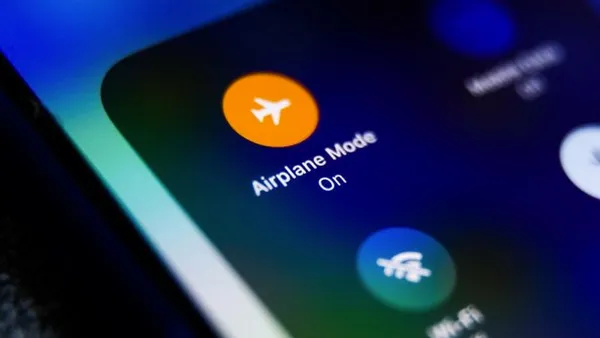 Hình ảnh hiển thị biểu tượng chế độ máy bay đã được tắt trên thanh trạng thái của điện thoại.