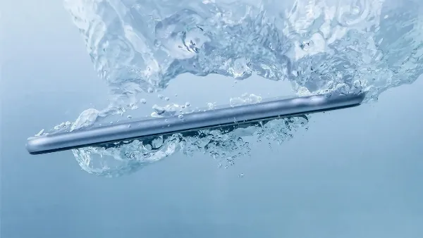 Hình ảnh iPhone bị vào nước gây lỗi camera sau