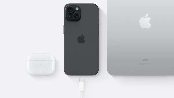 Hình ảnh mặt trong của iPhone 15 với viên pin Lithium-ion